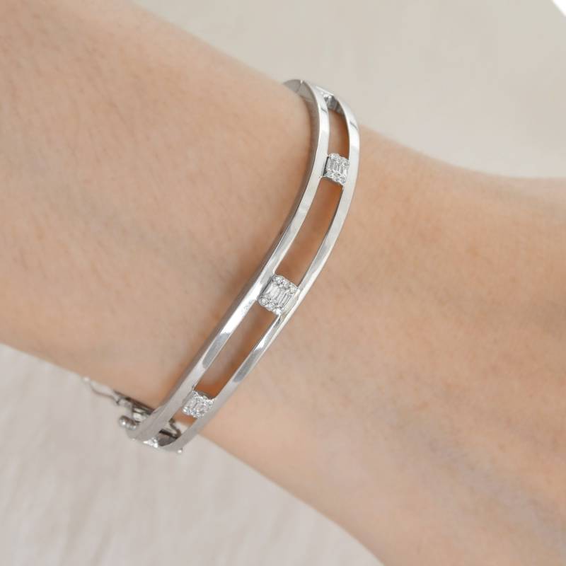 Doppelschicht Diamant Armband, 10K Weißgold Stapelbares Gold Armreif Für Frauen, Baguette & Runder Station Armband von spectrumjewelsindia