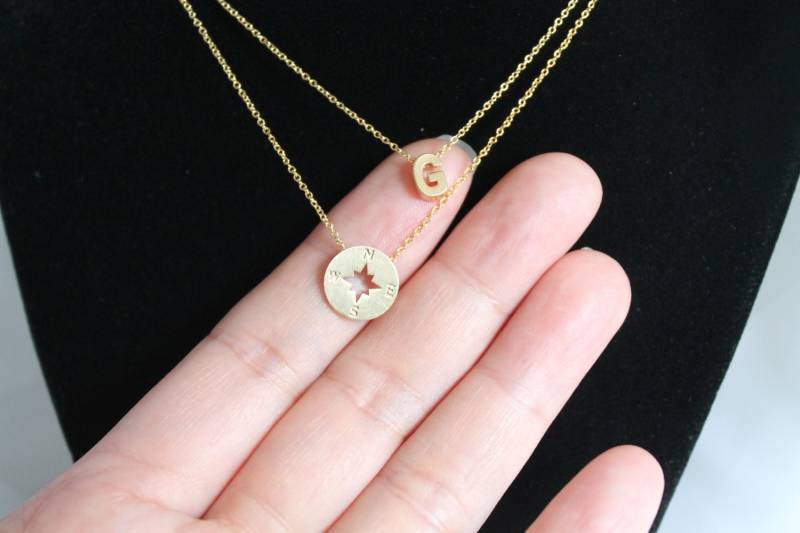 Doppelt Geschichtet, Halskette, Kompass Und Die Ersten Collier, Überlappende Ketten, Personalisierung, Groß - Kleinbuchstaben Initial, Bridesmaid von spellingB
