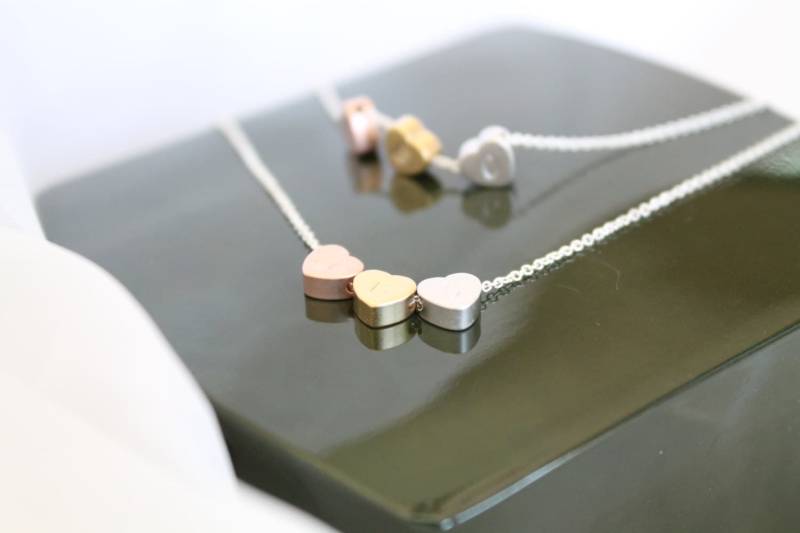 Drei Herzen Halskette, Hand Stempel Initiale, Sterling Silber Kette Oder Roségold Filled Kette Gold Kette, Dreifarbige Charms, Hochzeit von spellingB