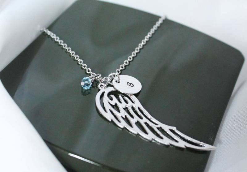 Engel-Flügel-Halskette, Personalisierung, Gold Oder Silber, Hand Gestempelt Scheibe Zusammen Mit Swarovski Geburtsstein Und Engel Flügel Halskette von spellingB