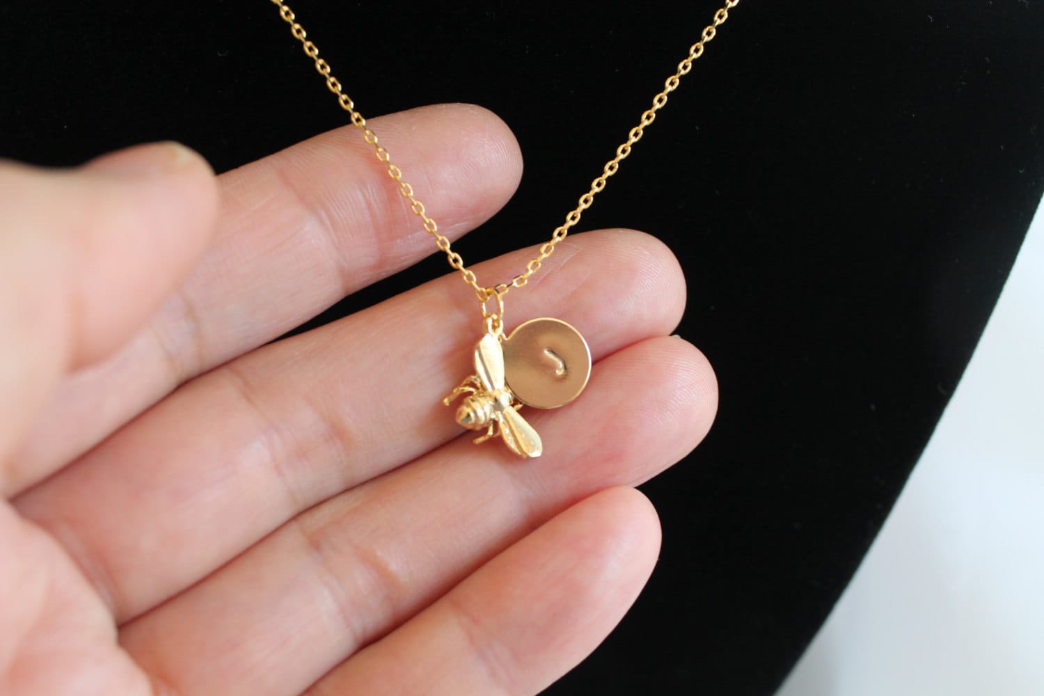 Gold Honig Biene Collier Mit Individuelle Dvd, Bumble Bee Halskette, Initialed von spellingB