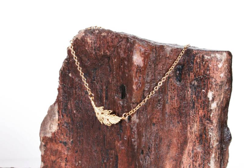 Kleine Blatt Halskette, Gold Oder Silber Seitwärts Blatt, Feder Minimalistisch, Einfaches, Brautjungfer Geschenk von spellingB