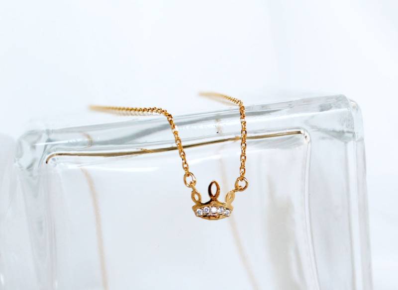Kleine Kronenhalskette, Minimalistisch Floating Tiara, Zirkonia Krone, Schnelle Lieferung von spellingB