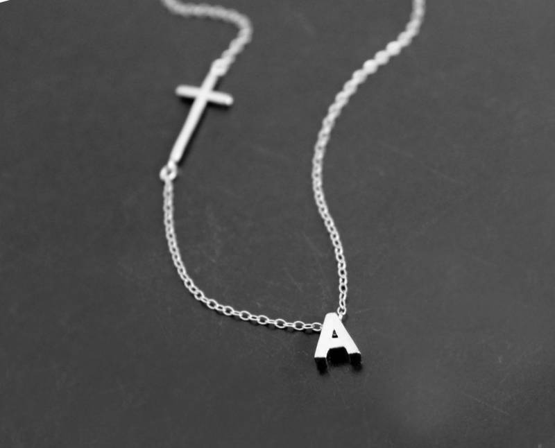 Seitliches Kreuz Mit Initial Halskette, 14K Gold Filled Kette, Off Center Brautjungfer Geschenk, Hochzeit von spellingB