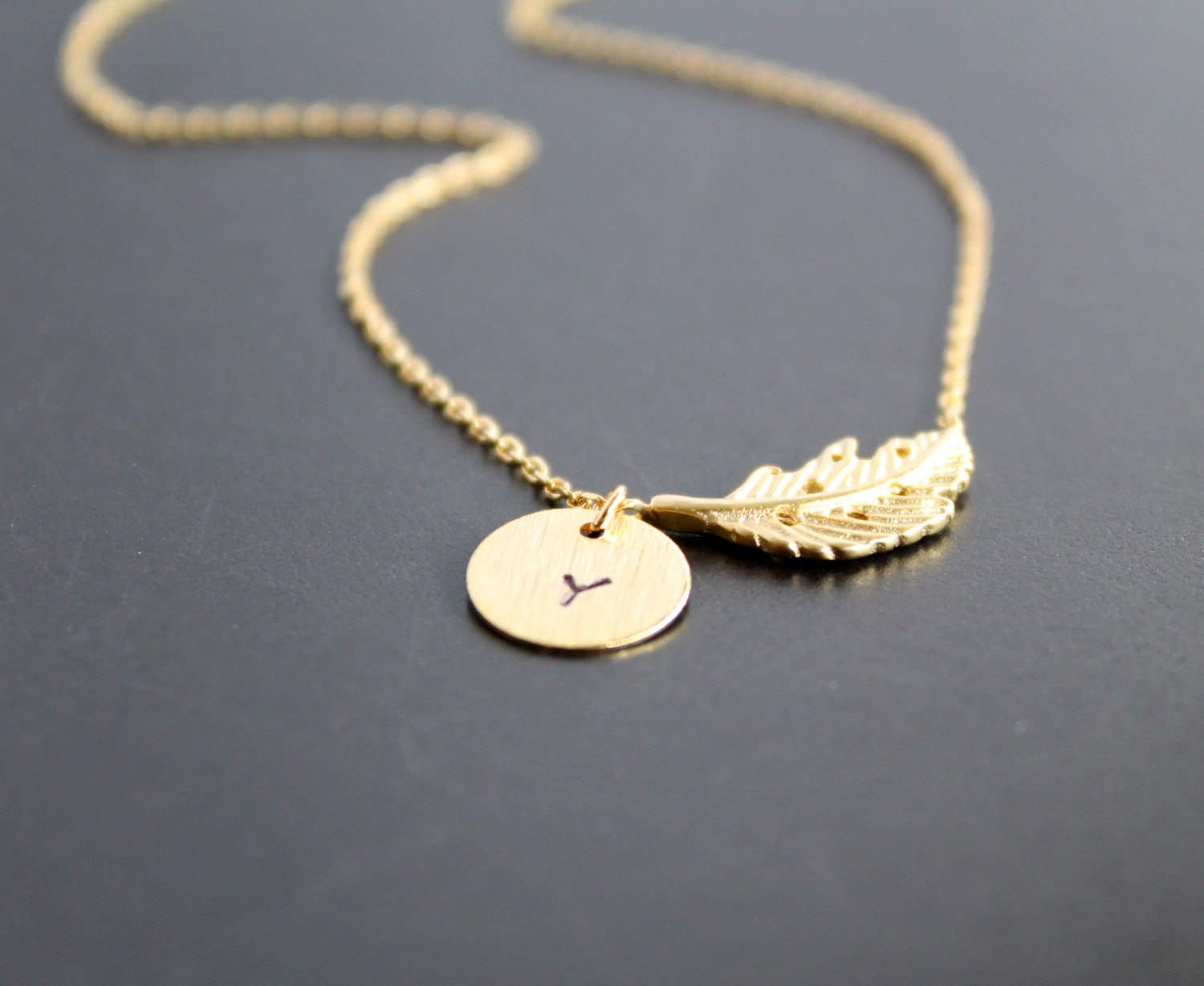 Winzige Feder Mit Der Hand Gestempelt, Anfängliche Halskette, 14K Goldkette Gefüllte Oder Sterling Silber Kette Seitwärts Feather Brautjungfer von spellingB