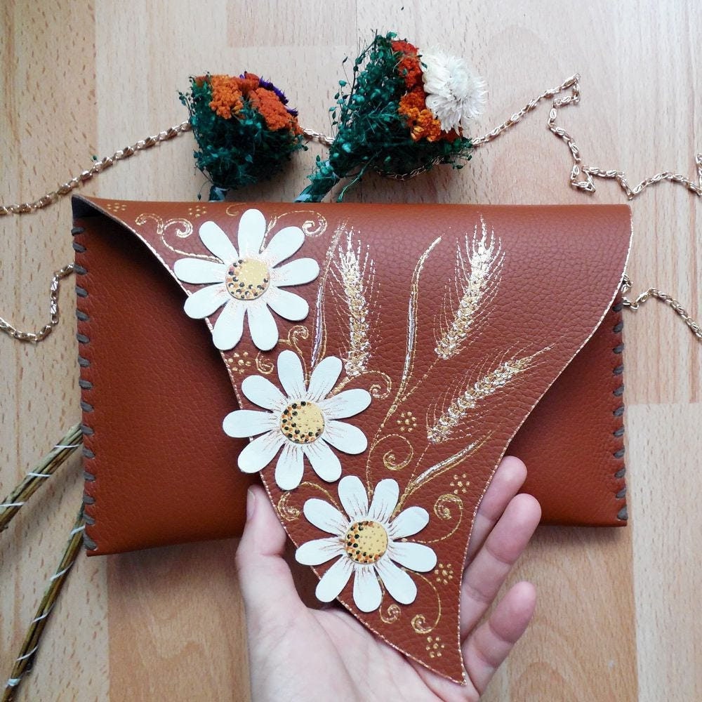 Ausgefallene Margeriten Clutch Bemalte Weizentasche Braune Leder Blumen Tasche Einzigartiges Design Handbemalte Designertasche Brautjungfer Ausgefallene Margeriten Clutch Bemalte Weizentasche Braune Leder Blumen Tasche Einzigartiges Design Handbemalte Designertasche Brautjungfer von spiculdegrau