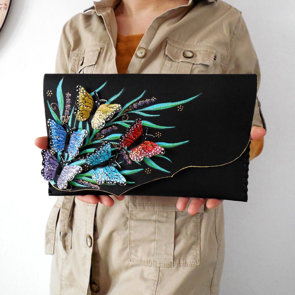 Bemalte Schmetterlingstasche Regenbogen Schmetterlinge Leder Jahrestag Schmetterling Clutch Geschenk Tablet Hülle Handbemalte Tasche Boho Geldbörse von spiculdegrau