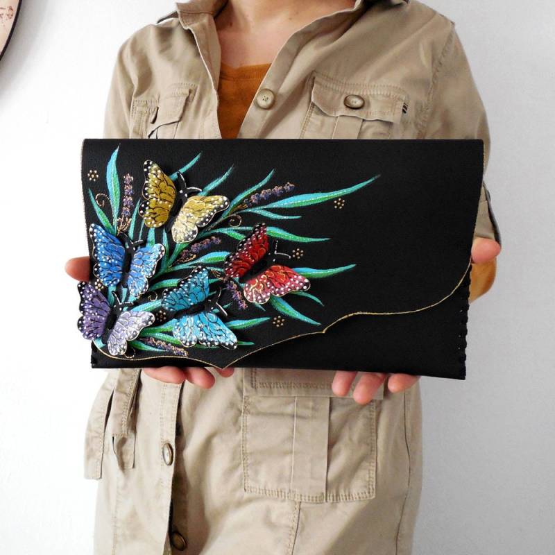 Bemalte Schmetterlingstasche Regenbogen Schmetterlinge Leder Jahrestag Schmetterling Clutch Geschenk Tablet Hülle Handbemalte Tasche Boho Geldbörse Bemalte Schmetterlingstasche Regenbogen Schmetterlinge Leder Jahrestag Schmetterling Clutch Geschenk Tablet Hülle Handbemalte Tasche Boho Geldbörse von spiculdegrau