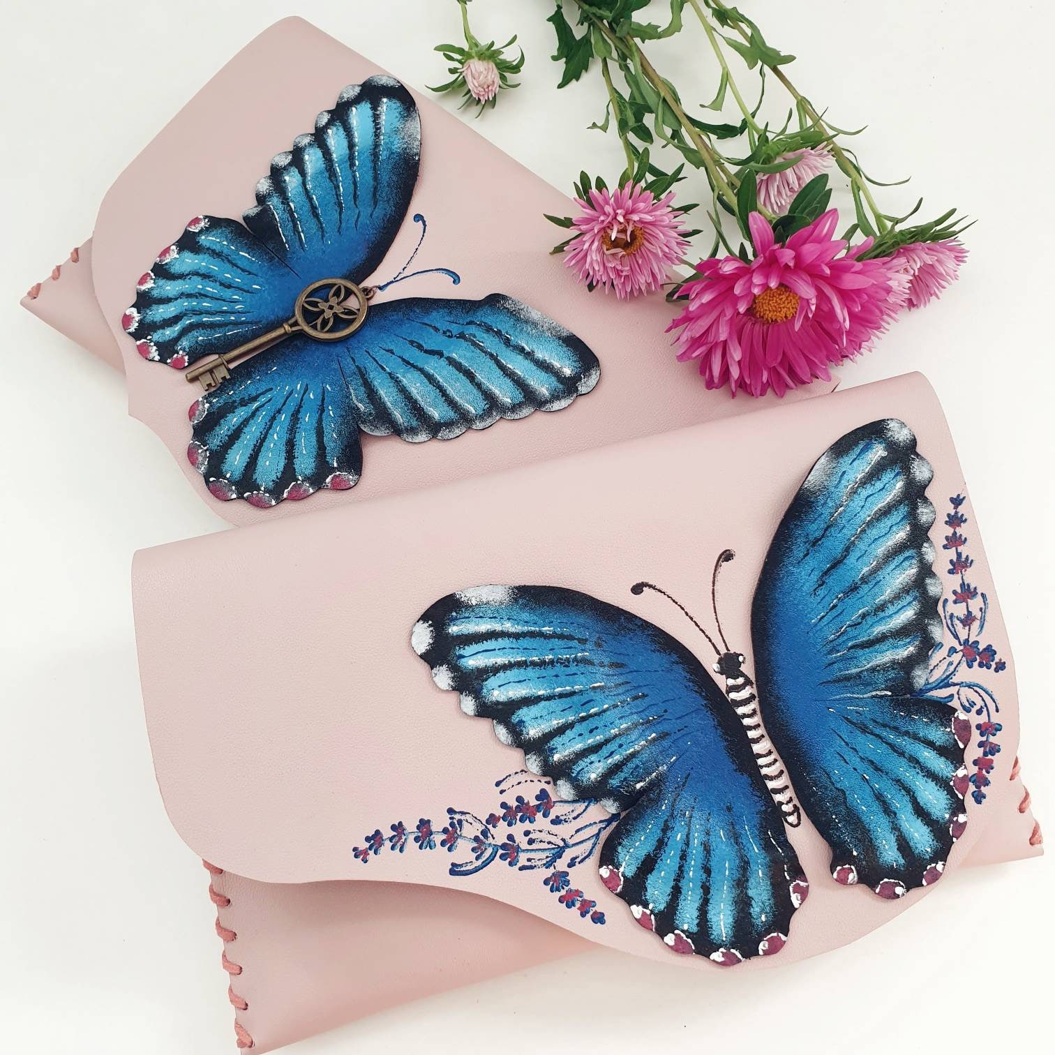 Blaue Schmetterling Clutch, Brautjungferntasche, Brautjungfern Schmetterling, Bemalte Clutch Tasche, Bemalter Schmetterling, Hochzeitsgeschenk, 3rd Blaue Schmetterling Clutch, Brautjungferntasche, Brautjungfern Schmetterling, Bemalte Clutch Tasche, Bemalter Schmetterling, Hochzeitsgeschenk, 3rd von spiculdegrau