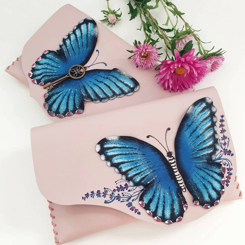 Blaue Schmetterling Clutch, Brautjungferntasche, Brautjungfern Schmetterling, Bemalte Clutch Tasche, Bemalter Schmetterling, Hochzeitsgeschenk, 3rd Blaue Schmetterling Clutch, Brautjungferntasche, Brautjungfern Schmetterling, Bemalte Clutch Tasche, Bemalter Schmetterling, Hochzeitsgeschenk, 3rd von spiculdegrau