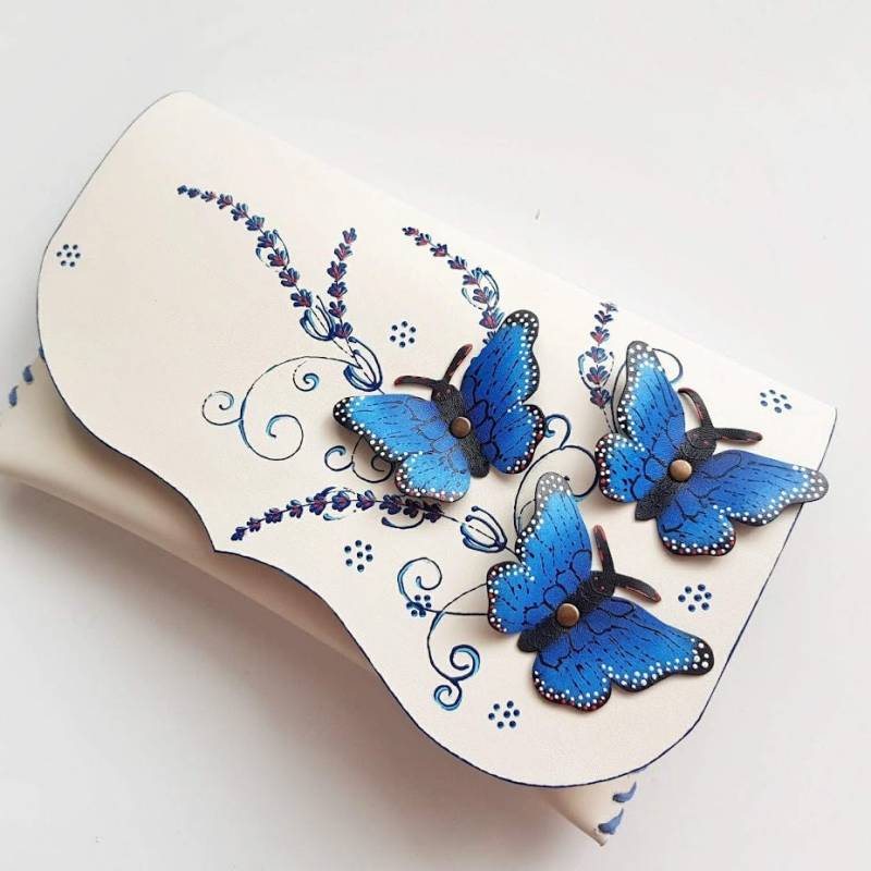 Blaue Schmetterlinge Clutch Brautjungfern Schmetterlingstasche Bemalter Schmetterling Geldbeutel Unikat Ausgefallenes Braut Geschenk Personalisiert Blaue Schmetterlinge Clutch Brautjungfern Schmetterlingstasche Bemalter Schmetterling Geldbeutel Unikat Ausgefallenes Braut Geschenk Personalisiert von spiculdegrau