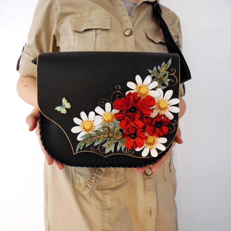 Blumenstrauß, Unikat Bemalte Tasche, Wildblumen, Florale Tasche, Jubiläumsgeschenk, Ausgefallene Tasche, Boho Ledertasche, Mohnblumen, Hippie von spiculdegrau