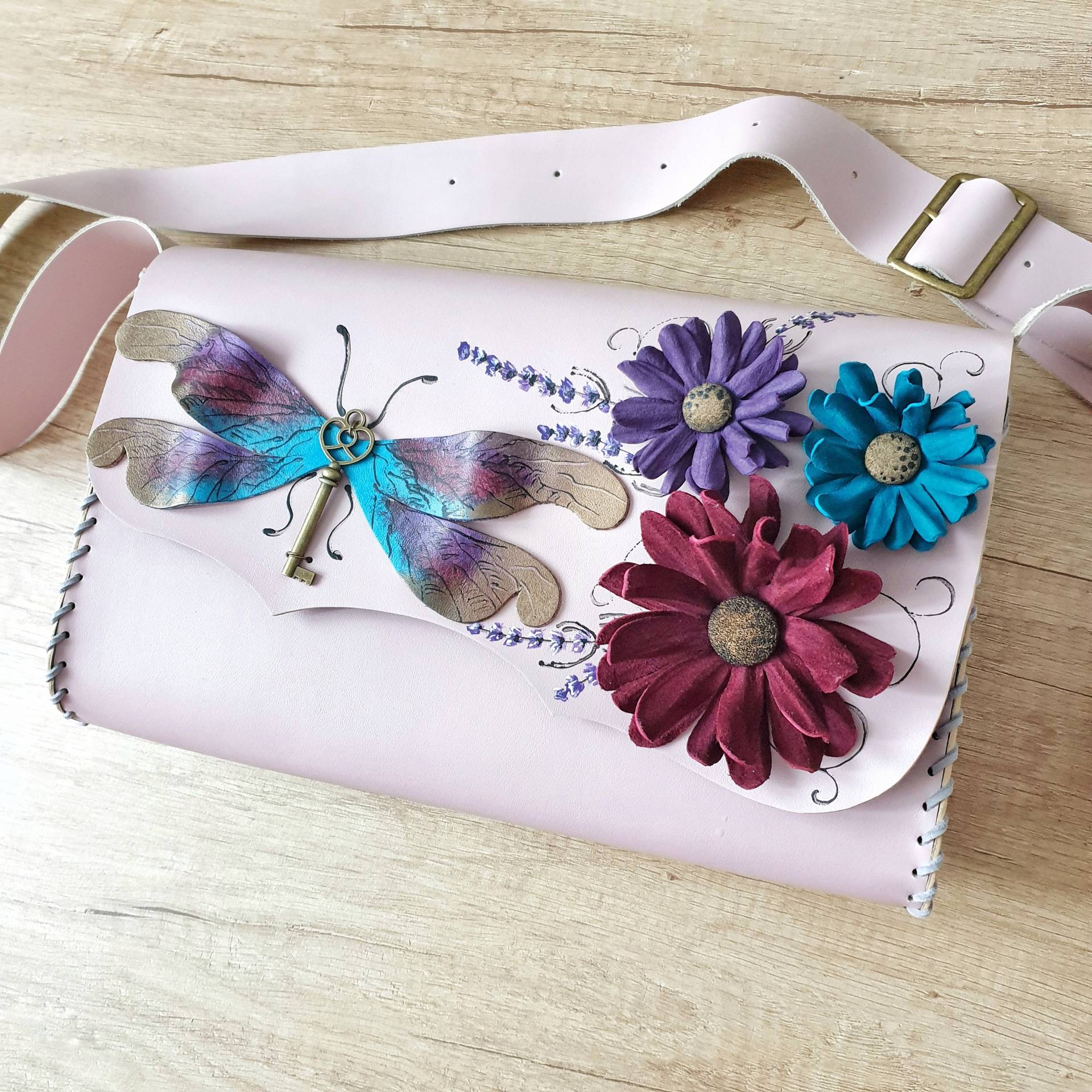Libelle Tasche, Florale Crossbody Tasche, Pinke Ledertasche, Bemalte Tasche, Einzigartige Ledertasche, Festival Tasche, Jubiläumsgeschenk, Bestes von spiculdegrau