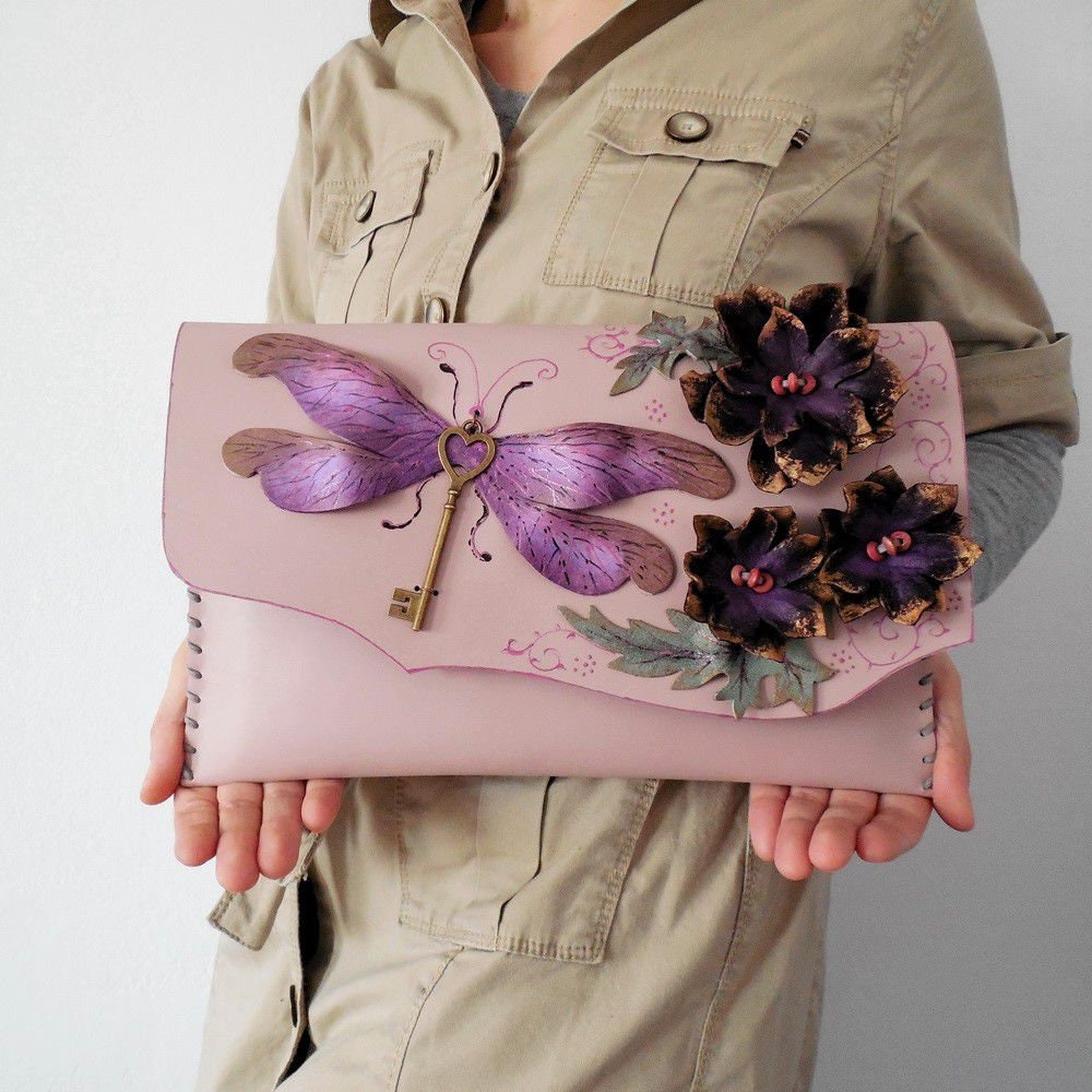 Lila Libellentasche Blumen Handtasche Leder Handbemalt Florale Clutch Ausgefallene Tasche Aussergewöhnliche Ledertasche Lila Libellentasche Blumen Handtasche Leder Handbemalt Florale Clutch Ausgefallene Tasche Aussergewöhnliche Ledertasche von spiculdegrau