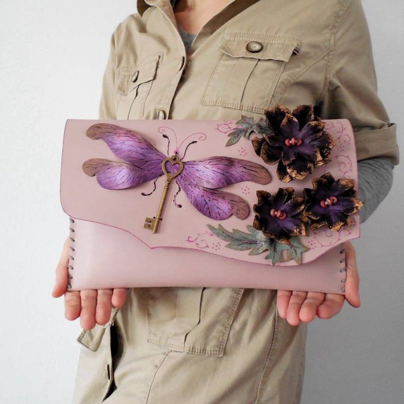 Lila Libellentasche Blumen Handtasche Leder Handbemalt Florale Clutch Ausgefallene Tasche Aussergewöhnliche Ledertasche Lila Libellentasche Blumen Handtasche Leder Handbemalt Florale Clutch Ausgefallene Tasche Aussergewöhnliche Ledertasche von spiculdegrau