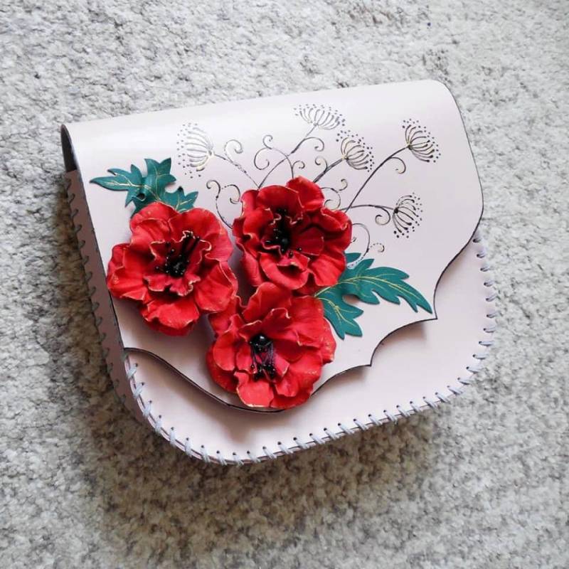 Rote Mohnblumen Tasche, Unikat Bemalte Tasche, Florale Tasche, Jubiläumsgeschenk, Ausgefallene Tasche, Boho Ledertasche, Mohnblumen, Hippie Tasche von spiculdegrau