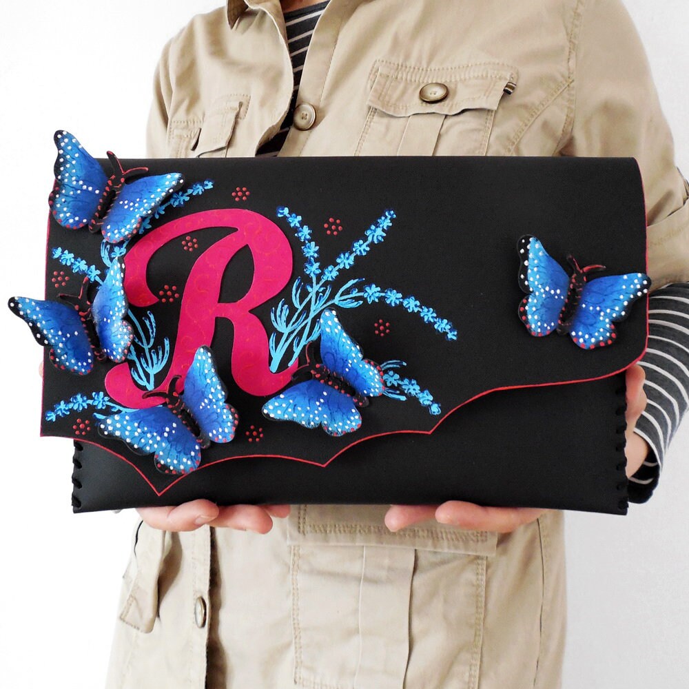 Schmetterling Tasche Leder Jubiläum Tablet Hülle Monogramm Geschenk Unikat Geldbörse 3D Applikation Bemalte Ledertasche Ipad von spiculdegrau