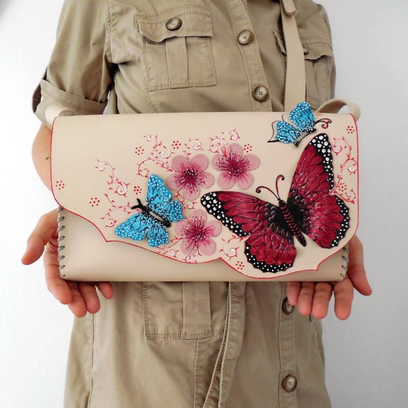 Schmetterlinge Geldbörse Kunsttasche Unikat Ledertasche Ausgefallenes Geschenk Leder Jahrestag Bemalt Schmetterling Kunst Handgemachte Tasche von spiculdegrau