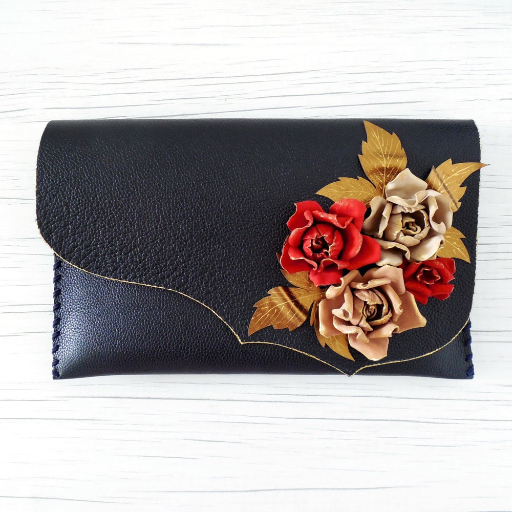 Schwarze Tasche Mit Rosen, Weihnachtsgeschenk, Rosen Handtasche, Elegante Clutch, Abendhandtasche, Einzigartige Designertasche, Leder Bestes Geschenk Schwarze Tasche Mit Rosen, Weihnachtsgeschenk, Rosen Handtasche, Elegante Clutch, Abendhandtasche, Einzigartige Designertasche, Leder Bestes Geschenk von spiculdegrau