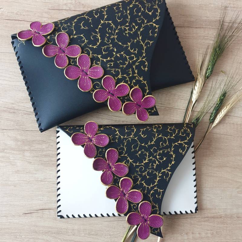Ungewöhnliche Kupplung Mit Blumenmuster Einzigartige Design-Kupplung Lila Lederblumentasche Originaldesign Handbemalte Designer Geldbörse von spiculdegrau