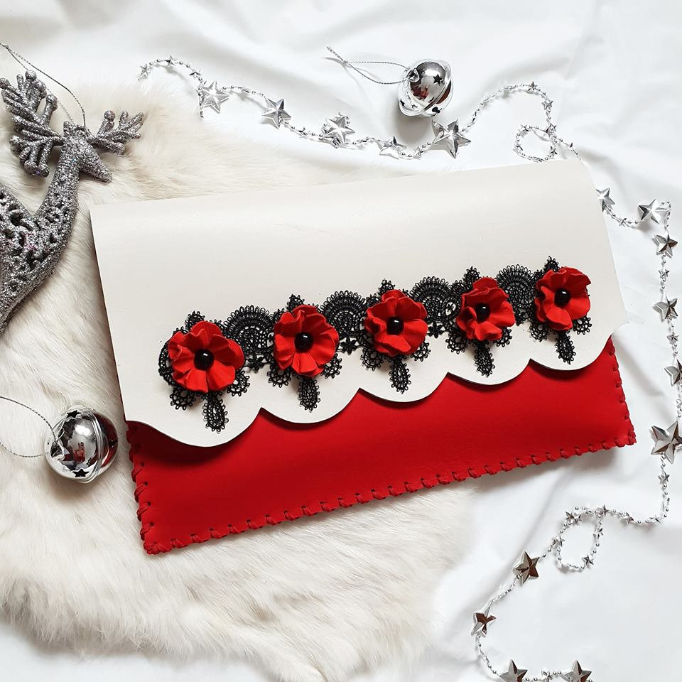 Weihnachtstasche, Rot Weiß Clutch, Tablet Tasche, Weihnachtsgeschenk, Elegante Wintertasche, Urlaubstasche, Leder Und Spitze, Perfektes Geschenk Weihnachtstasche, Rot Weiß Clutch, Tablet Tasche, Weihnachtsgeschenk, Elegante Wintertasche, Urlaubstasche, Leder Und Spitze, Perfektes Geschenk von spiculdegrau