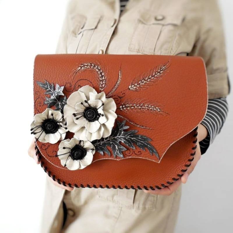 Weiße Mohnblumen Handgemachte Ledertasche Gemalte 3D Blumen Applikation Boho Geldbörse Eisblumen Geschenk von spiculdegrau