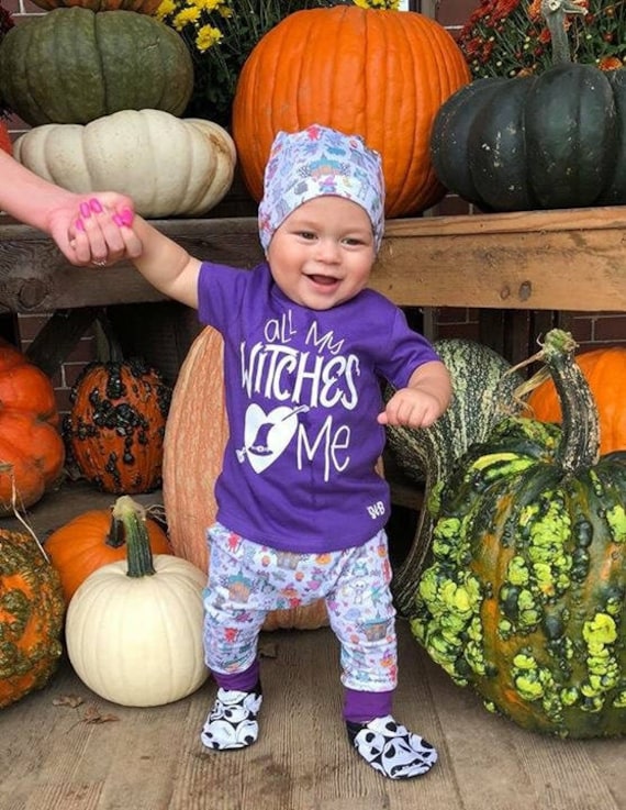 Alle Meine Hexen Lieben Mich Kinder Trendige T-Shirt Oder Bodysuit Baby Kleinkind Jungen Mädchen Kleidung von spillthebeansetc