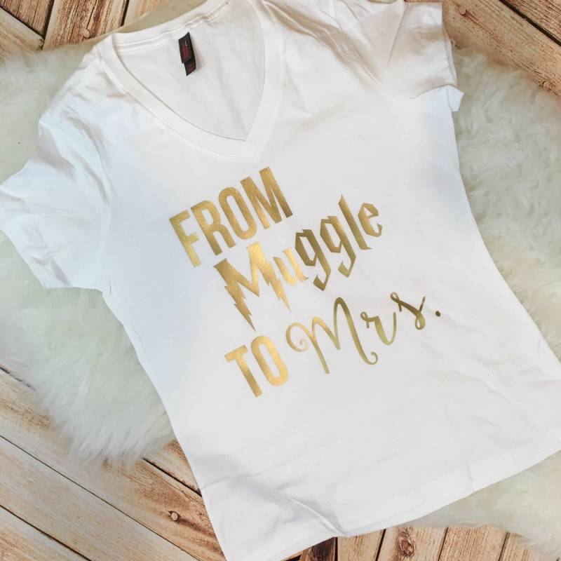Aus, Frau Bis Keine Gute Braut Bachelorette Party Passenden V Hals T Shirts Cowboystiefel Western-Thema Brautdusche Plus Größe Aus, Frau Bis Keine Gute Braut Bachelorette Party Passenden V Hals T Shirts Cowboystiefel Western-Thema Brautdusche Plus Größe von spillthebeansetc