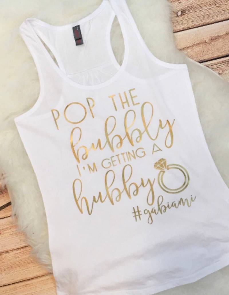 Bachelorette Party-Tank-Top Er Tauchte Die Frage Also Wir Sind Poppin " Sprudelnde Champagner Braut Shirt Plus Größe Xs-4 X Passende Shirts Bachelorette Party-Tank-Top Er Tauchte Die Frage Also Wir Sind Poppin " Sprudelnde Champagner Braut Shirt Plus Größe Xs-4 X Passende Shirts von spillthebeansetc