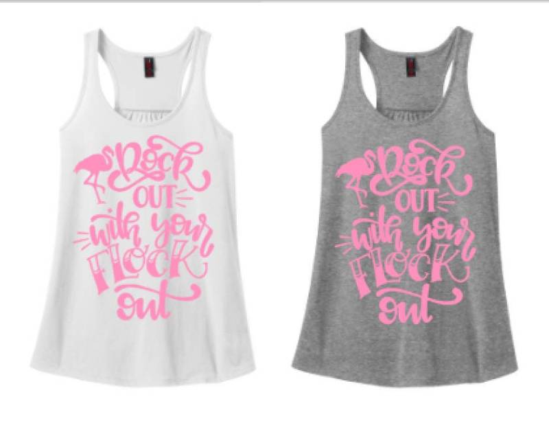 Bachelorette Party Tanks Braut Rosa Shirt Rock, Mit Ihre Herde, Flamingo Sprudelnde Plus Größe Passende Racer Back Tank Top Bachelorette Party Tanks Braut Rosa Shirt Rock, Mit Ihre Herde, Flamingo Sprudelnde Plus Größe Passende Racer Back Tank Top von spillthebeansetc