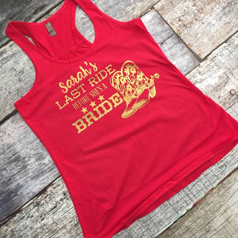 Bachelorette Party Tanks Letzte Fahrt Bevor Sie Ist Eine Braut Shirt Land-Cowboy-stiefel Plus Größe Passende Hemden Racer Back Tank Top Bachelorette Party Tanks Letzte Fahrt Bevor Sie Ist Eine Braut Shirt Land-Cowboy-stiefel Plus Größe Passende Hemden Racer Back Tank Top von spillthebeansetc