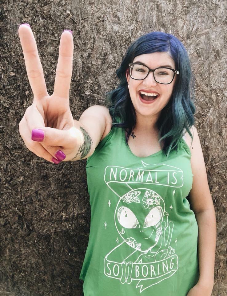 Bleib Seltsames Alien Shirt Lustiges Frauen Grafik T-Shirt von spillthebeansetc