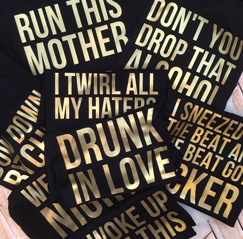Brautjungfer Shirts Braut Lustige Hip Hop Song Betrunken Bachelorette Party in Der Liebe, Die Passende V Neck T Shirts Brautdusche Plus Größe Brautjungfer Shirts Braut Lustige Hip Hop Song Betrunken Bachelorette Party in Der Liebe, Die Passende V Neck T Shirts Brautdusche Plus Größe von spillthebeansetc