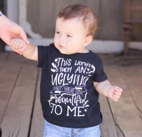 Diese Welt Ist So Eine Hässliche Ort, Aber Du Bist So Schön Zu Mir Kind Trendige T-Shirt Oder Bodysuit Baby Kleinkind Jungen Mädchen Kleidung von spillthebeansetc