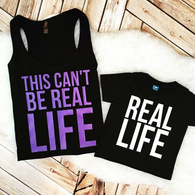 Dieser Can't Be Real Life-Mama Und Mich Mama Tochter Sohn Hemden Passenden Racer Back Tank Top Shirt Elternschaft Kleinkind Plus Size Dieser Can't Be Real Life-Mama Und Mich Mama Tochter Sohn Hemden Passenden Racer Back Tank Top Shirt Elternschaft Kleinkind Plus Size von spillthebeansetc