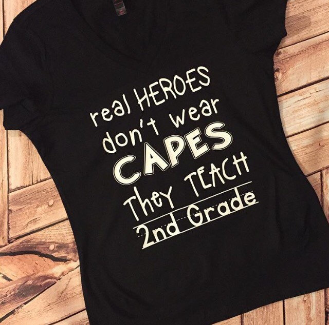 Echte Helden Don't Tragen Umhänge Sie Lehren Ersten Grade Zweite Dritte Vierte Fünfte Lehrer T-Shirt Ebene Klassenzimmer Plus Größe V-Ausschnitt Echte Helden Don't Tragen Umhänge Sie Lehren Ersten Grade Zweite Dritte Vierte Fünfte Lehrer T-Shirt Ebene Klassenzimmer Plus Größe V-Ausschnitt von spillthebeansetc