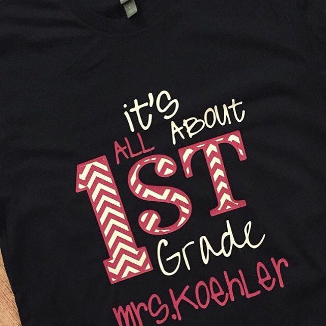 Es Ist Alle Über Erste Klasse Zweite Dritte Vierte Fünfte-Lehrer-T-Shirt Lehren Klassenzimmer Tragen Plus Größe Verfügbar Chevron Schule Farben Es Ist Alle Über Erste Klasse Zweite Dritte Vierte Fünfte-Lehrer-T-Shirt Lehren Klassenzimmer Tragen Plus Größe Verfügbar Chevron Schule Farben von spillthebeansetc