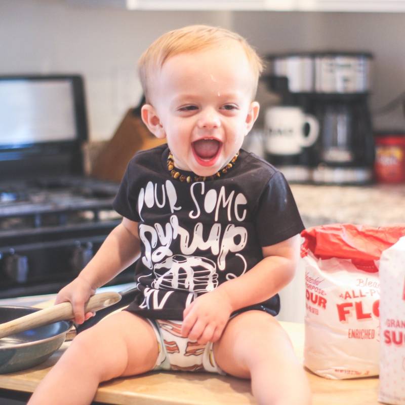 Gießen Sie Etwas Sirup-Pfannkuchen-Grafik-T-Shirt - Kinder & Baby von spillthebeansetc