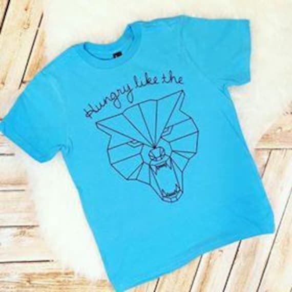 Hungrig Wie Der Wolf Trendige T-Shirt Oder Bodysuit Baby-Kleinkind-Junge-Mädchen-Kleidung-Shirt Unisex Geschlecht Neutral Band Kindermode von spillthebeansetc