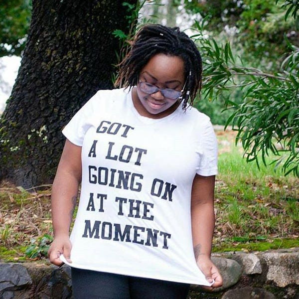 Ich Habe Eine Menge Los Im Moment Für Erwachsene Frauen-Grafik T-Shirt Oder Tank Stil Trendige Modern von spillthebeansetc