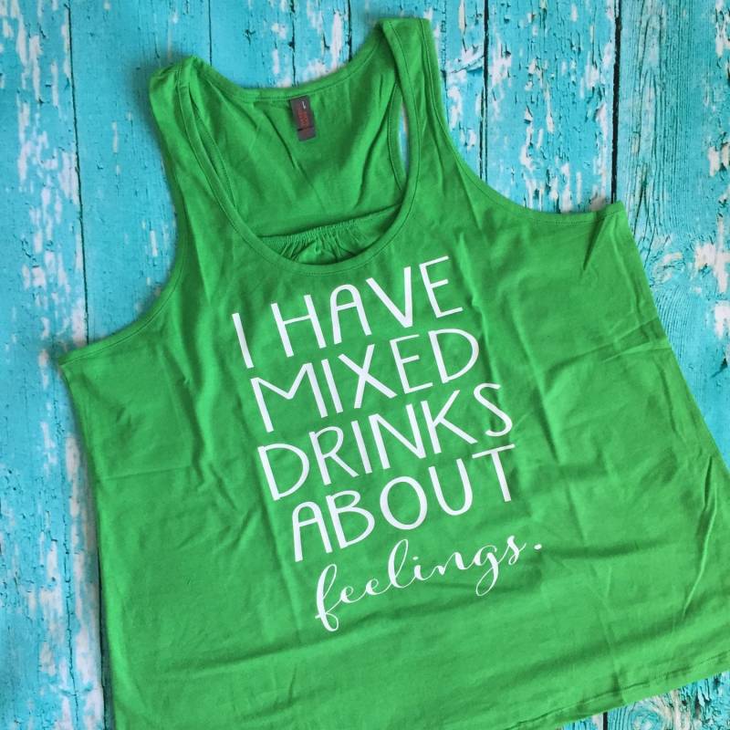Ich Habe Gemischte Getränke Über Gefühle Lustige Trendige Trinken Training T Tanktop Plus Size Frauen Kleidung Bachelorette Party Passende T-Shirts von spillthebeansetc