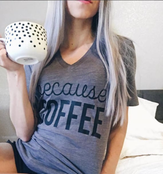 Kaffee Shirt Da Süchtigen Mutter Geschenk V-Ausschnitt Mama Babytragen Damen T-Shirt Top Benutzerdefinierte Farben Plus Größe 2 X 3 4 Verfügbar von spillthebeansetc