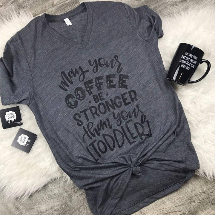 Kann Ihren Kaffee Stärker Als Ihr Kleinkind Mama Leben Mutterschaft Lustige Trendy T-Shirt Oder Tank Top Women Ist Xs Bis Plus Größe 4Xl Stilvoll von spillthebeansetc