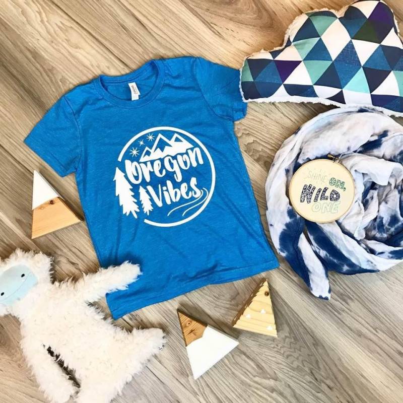 Kinder Oregon Vibes Staat Stolz Pnw Pacific Northwest Baby Stilvoll Trending Kleinkind Jungen Mädchen Unisex Geschlecht Neutralen Stil T-Shirt von spillthebeansetc