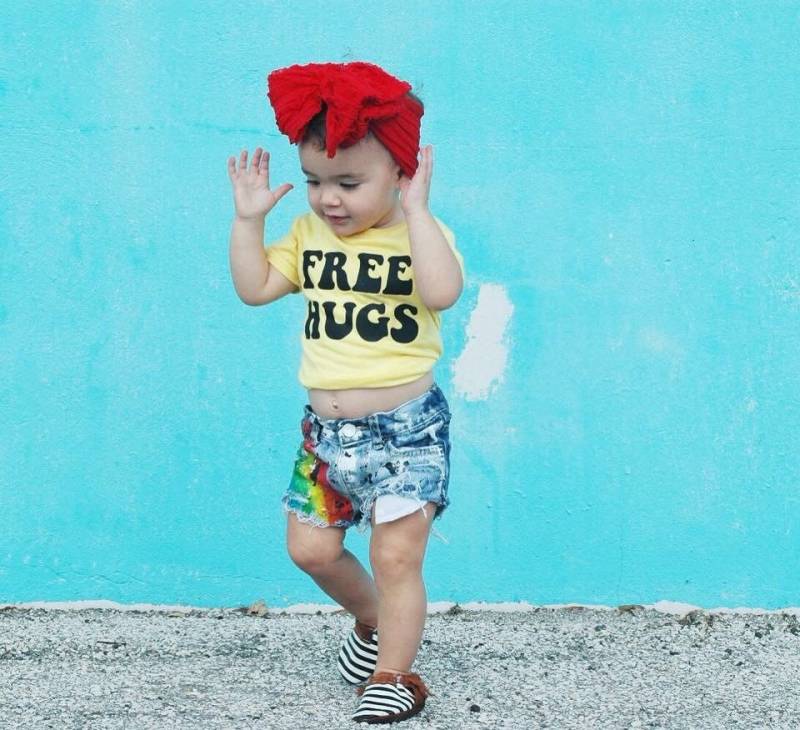 Kostenlose Umarmungen Hippie Kind Lustig Cute Baby Kleinkind Junge Mädchen Geschlecht Neutral Shirt T-Shirt Top Viral Trending Stilvolle von spillthebeansetc