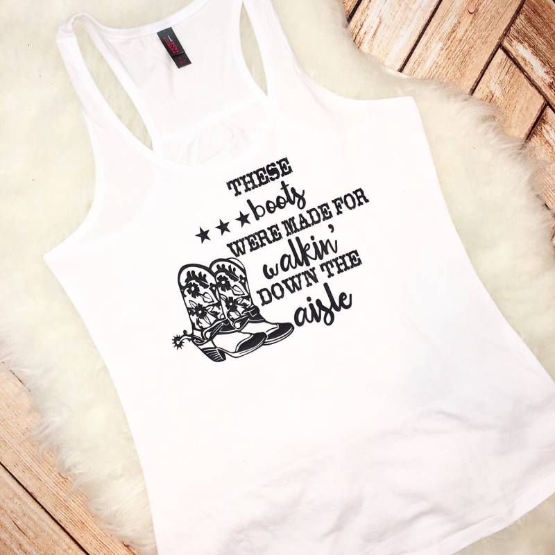 Land Braut Tank Top Diese Stiefel Wurden Für Walkin " Down The Gang Bachelorette Party Shirt Land-Cowboy-Stiefel Plus Größe Xs-4 X Land Braut Tank Top Diese Stiefel Wurden Für Walkin " Down The Gang Bachelorette Party Shirt Land-Cowboy-Stiefel Plus Größe Xs-4 X von spillthebeansetc