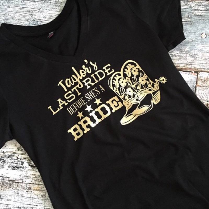 Letzte Fahrt, Bevor Sie Eine Braut Bachelorette Party Passenden V Neck T Shirts Cowboystiefel Western-Thema Brautdusche Konzert Plus Größe Ist Letzte Fahrt, Bevor Sie Eine Braut Bachelorette Party Passenden V Neck T Shirts Cowboystiefel Western-Thema Brautdusche Konzert Plus Größe Ist von spillthebeansetc