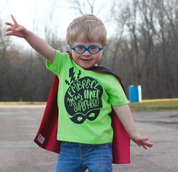 Lustige Befähigung Kid T Umarmen Ihre Innere Super Hero Zitat Kleinkind Baby Shirt Body Trap Music Songtexte Art Anti-Mobbing-Kita Werden von spillthebeansetc