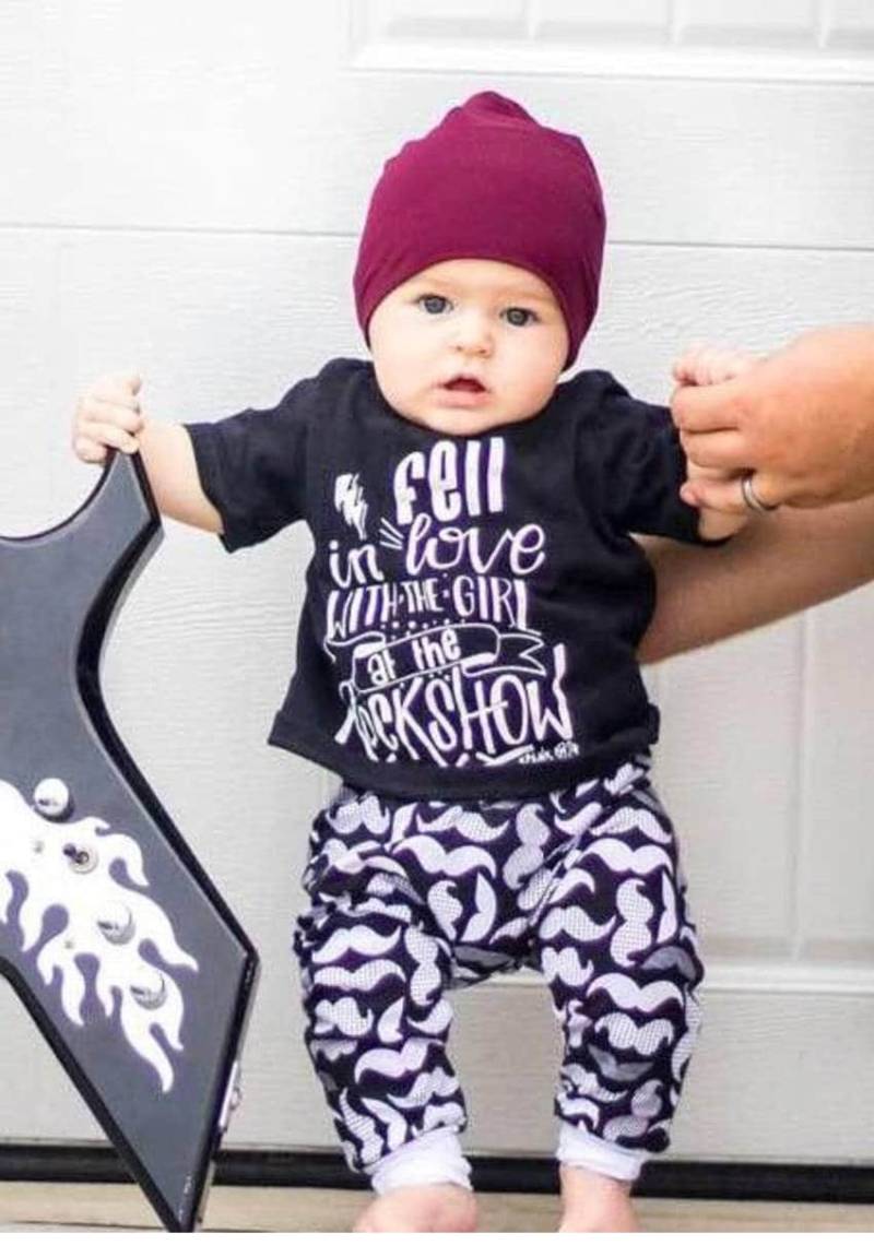 Lustiges Kid T-Shirt Verliebte Sich in Ein Mädchen Einem Rock Show Zitat Kleinkind Säugling Shirt Bodysuit Trap Musik Texte von spillthebeansetc