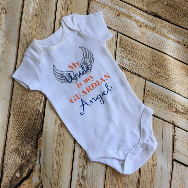 Mein Onkel Opa Oma Tante Bruder Ist Mein Schutzengel Shirt Bodysuit Baby Oder Kleinkind Benutzerdefinierte Farben von spillthebeansetc